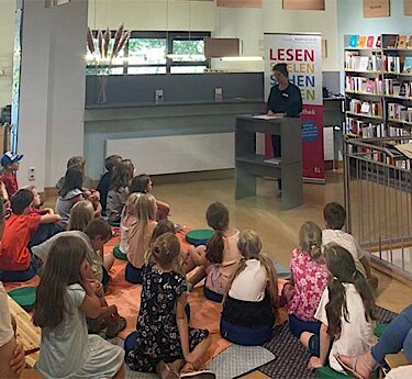 Bibliotheksleiterin Janine Weinberger vor den Kindern Bibliotheksleiterin Janine Weinberger vor den Kindern